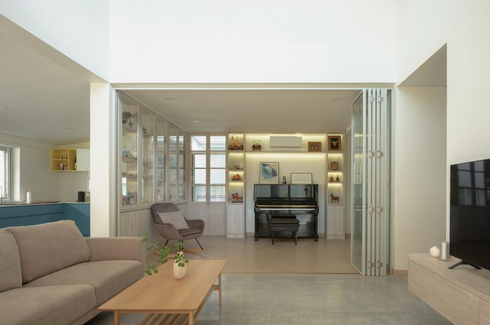 ไอเดียบ้านสวย 2 ชั้นสีขาว ตกแต่งภายในมินิมอล รูปที่ 15