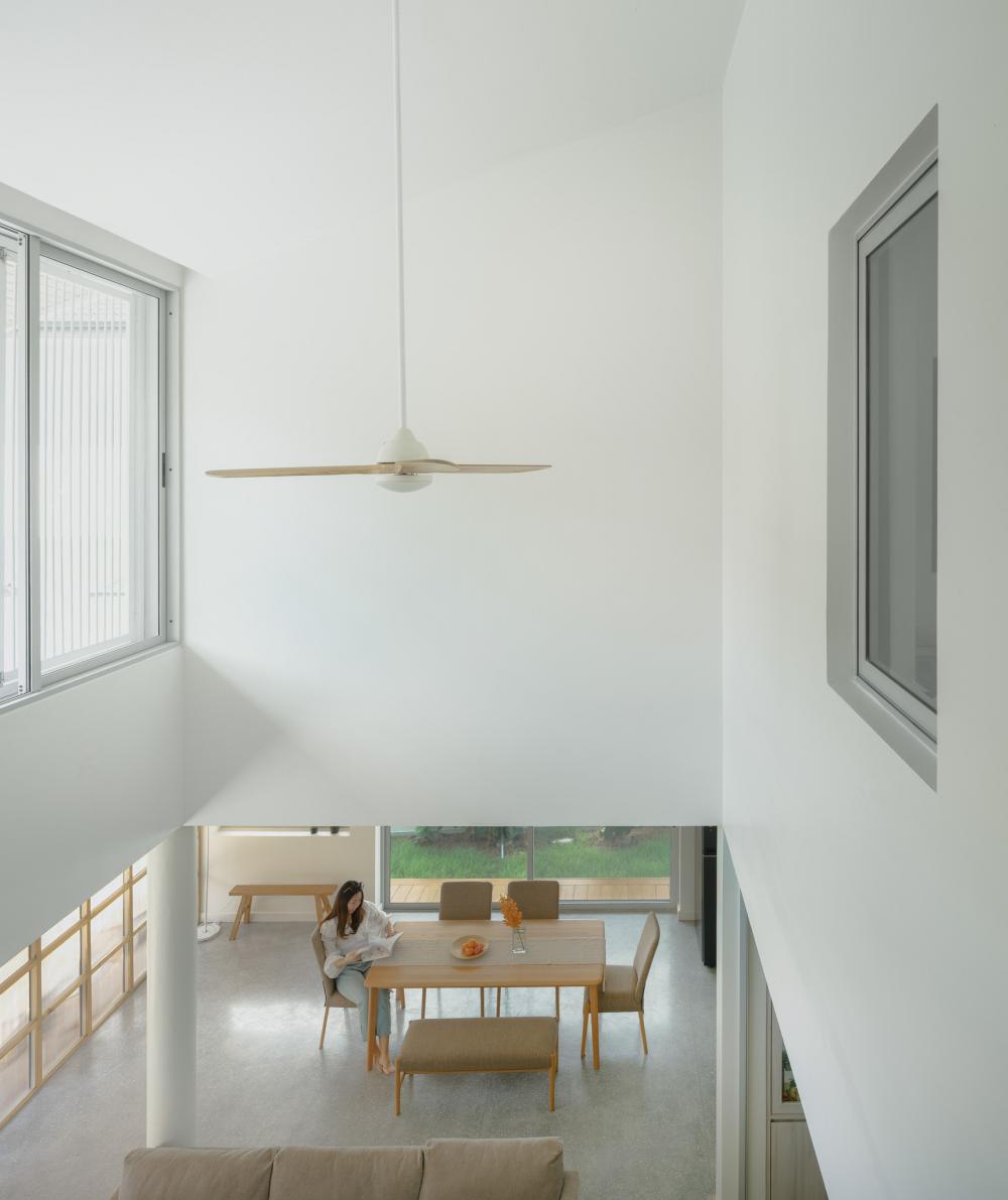 ไอเดียบ้านสวย 2 ชั้นสีขาว ตกแต่งภายในมินิมอล รูปที่ 23