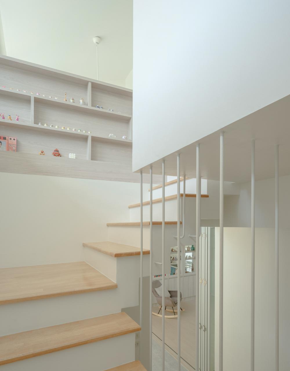 ไอเดียบ้านสวย 2 ชั้นสีขาว ตกแต่งภายในมินิมอล รูปที่ 24