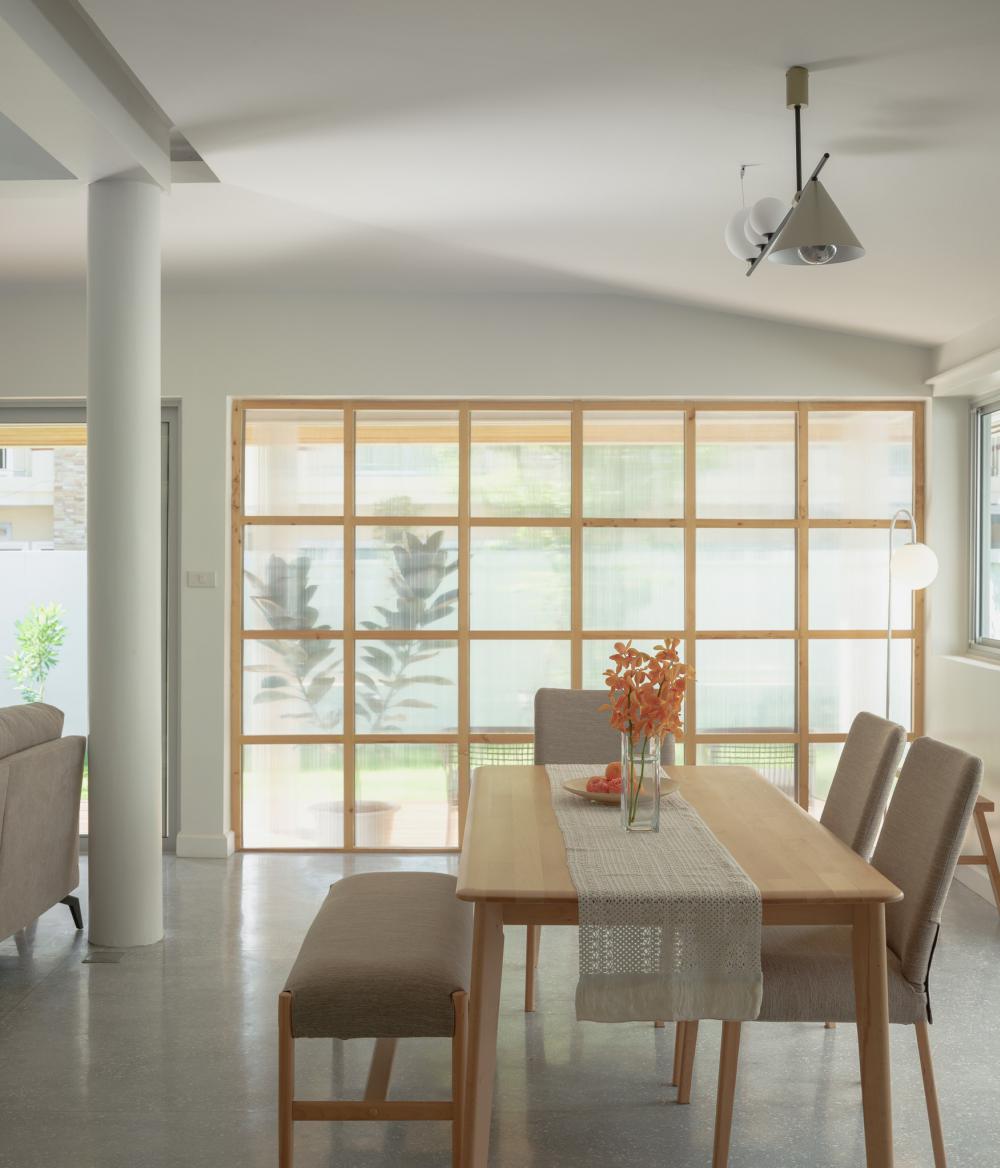 ไอเดียบ้านสวย 2 ชั้นสีขาว ตกแต่งภายในมินิมอล รูปที่ 25