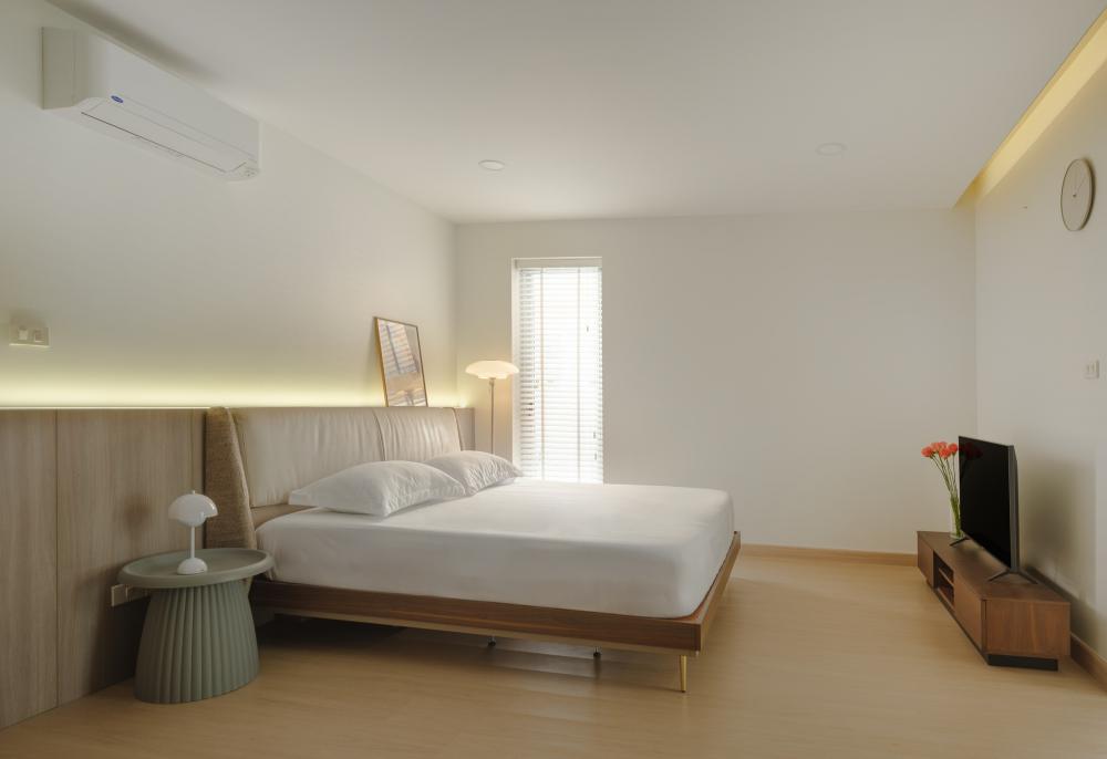 ไอเดียบ้านสวย 2 ชั้นสีขาว ตกแต่งภายในมินิมอล รูปที่ 26