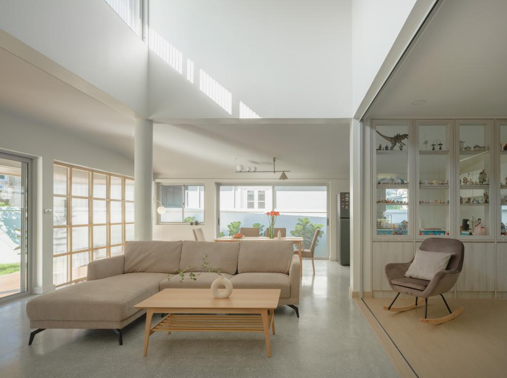 ไอเดียบ้านสวย 2 ชั้นสีขาว ตกแต่งภายในมินิมอล รูปที่ 3