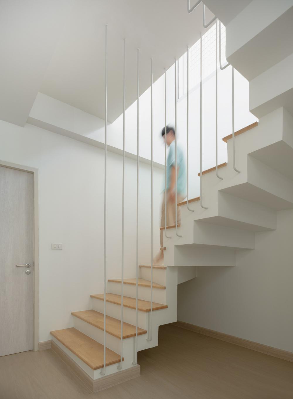 ไอเดียบ้านสวย 2 ชั้นสีขาว ตกแต่งภายในมินิมอล รูปที่ 5