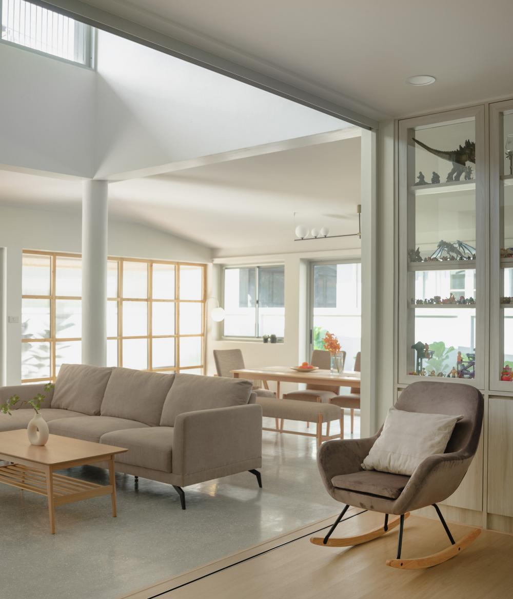 ไอเดียบ้านสวย 2 ชั้นสีขาว ตกแต่งภายในมินิมอล รูปที่ 8