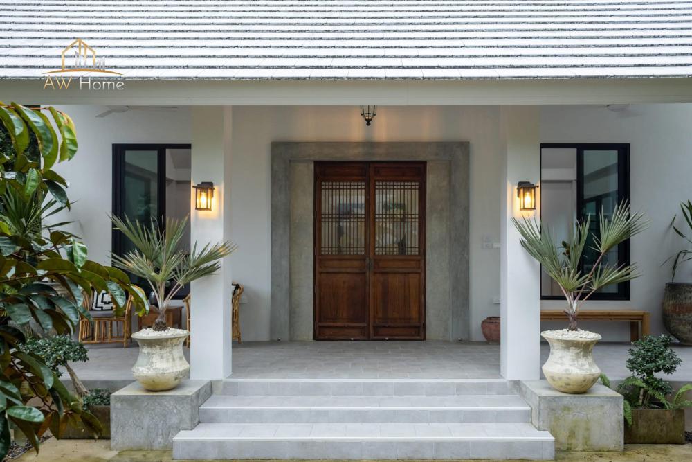 ไอเดียห้องรับรองแขกสไตล์บาหลี ภายนอก หลังคาสีเทาอ่อน ผนังทาสีขาว รูปที่ 3