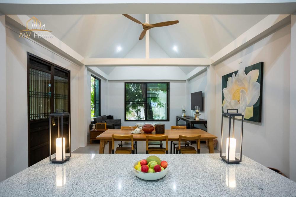 ไอเดียห้องรับรองแขกสไตล์บาหลี ภายนอก หลังคาสีเทาอ่อน ผนังทาสีขาว รูปที่ 4