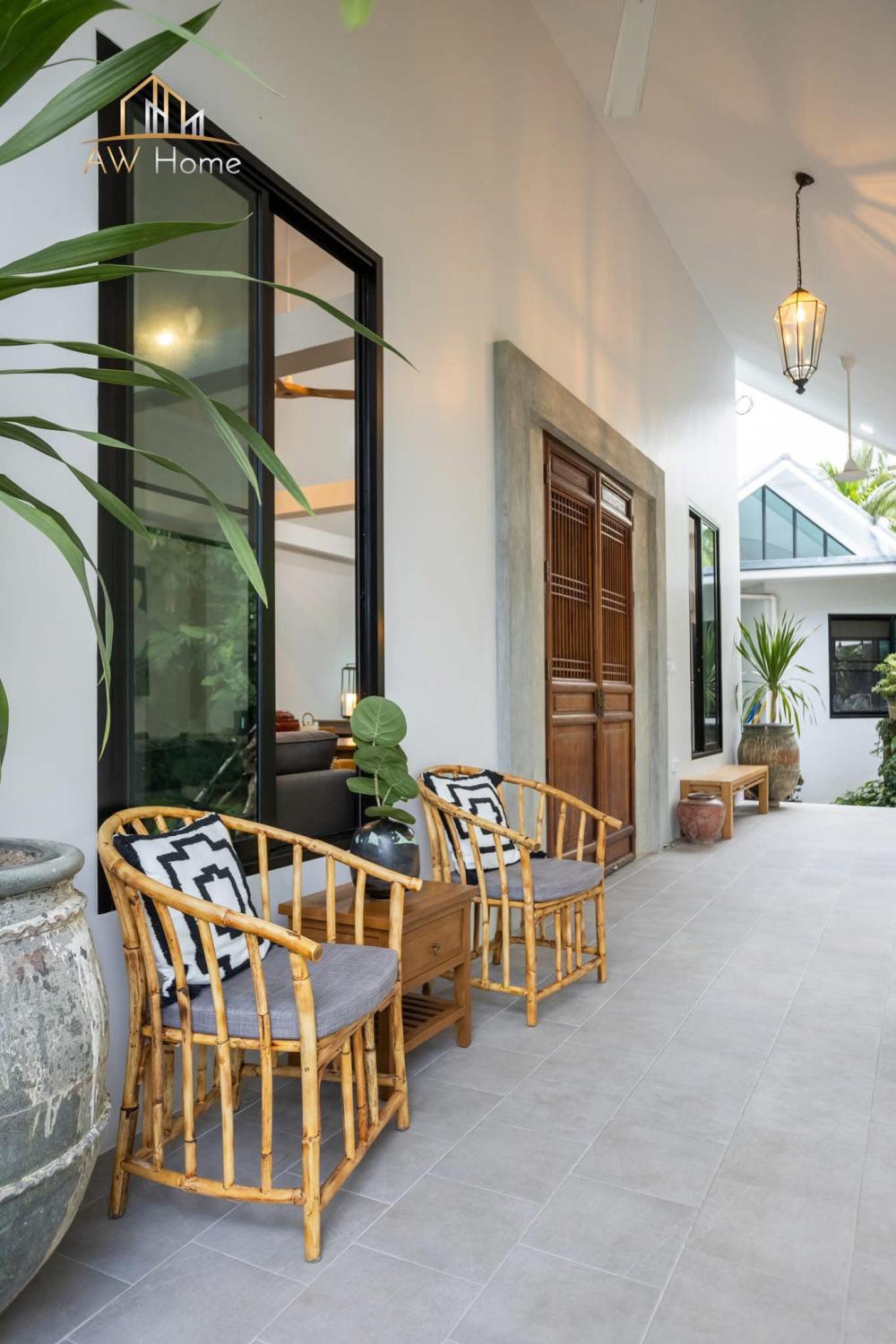 ไอเดียห้องรับรองแขกสไตล์บาหลี ภายนอก หลังคาสีเทาอ่อน ผนังทาสีขาว รูปที่ 6