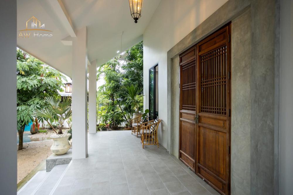 ไอเดียห้องรับรองแขกสไตล์บาหลี ภายนอก หลังคาสีเทาอ่อน ผนังทาสีขาว รูปที่ 9