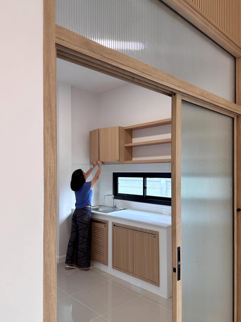 ไอเดียบ้านมินิมอลโทนสีเท่าเข้ม ขนาด 3 ห้องนอน 2 ห้องน้ำ มีสวนเล็กด้านหน้าบ้าน รูปที่ 10