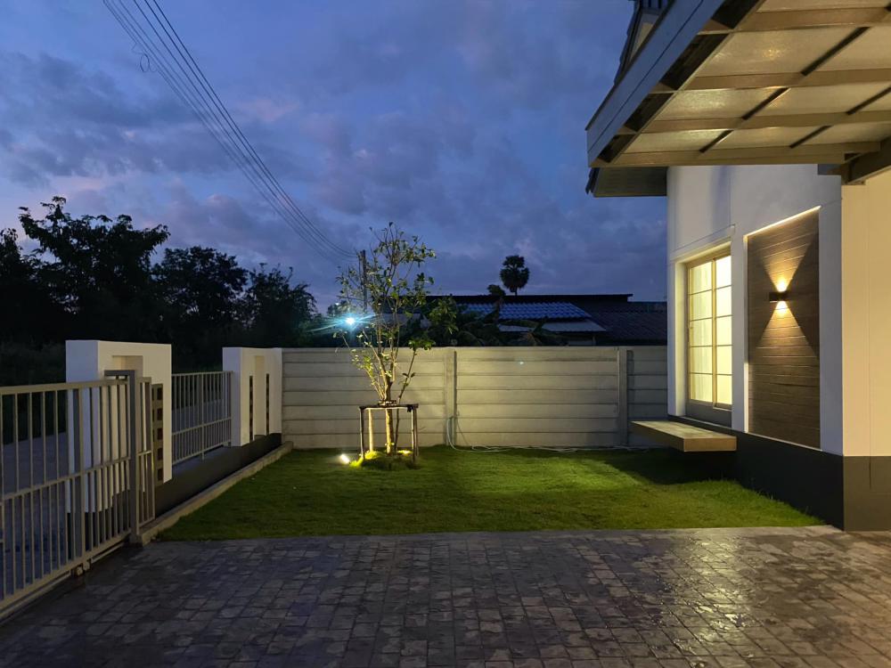 ไอเดียบ้านมินิมอลโทนสีเท่าเข้ม ขนาด 3 ห้องนอน 2 ห้องน้ำ มีสวนเล็กด้านหน้าบ้าน รูปที่ 3