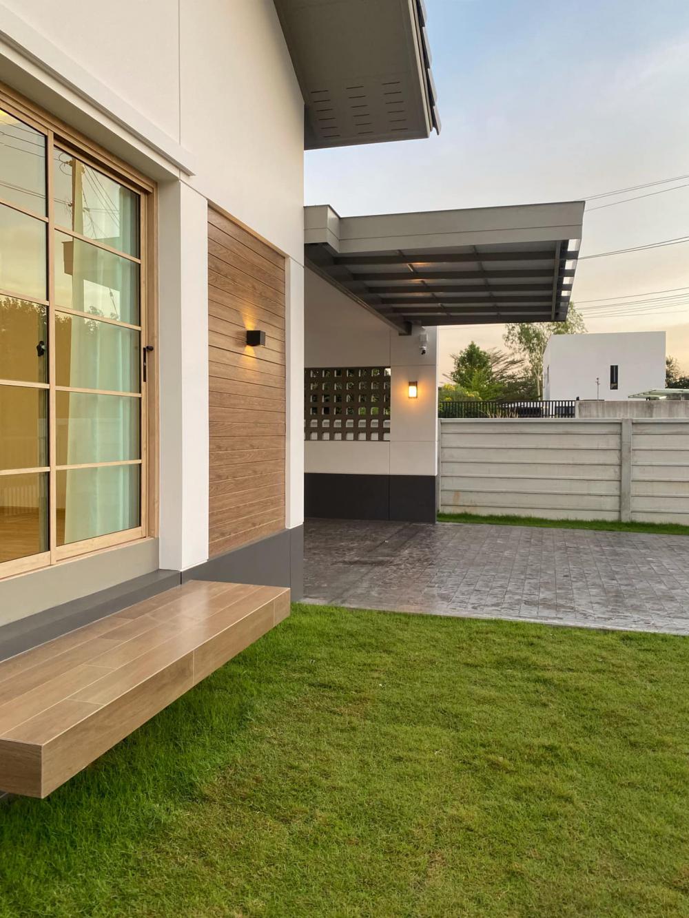 ไอเดียบ้านมินิมอลโทนสีเท่าเข้ม ขนาด 3 ห้องนอน 2 ห้องน้ำ มีสวนเล็กด้านหน้าบ้าน รูปที่ 4