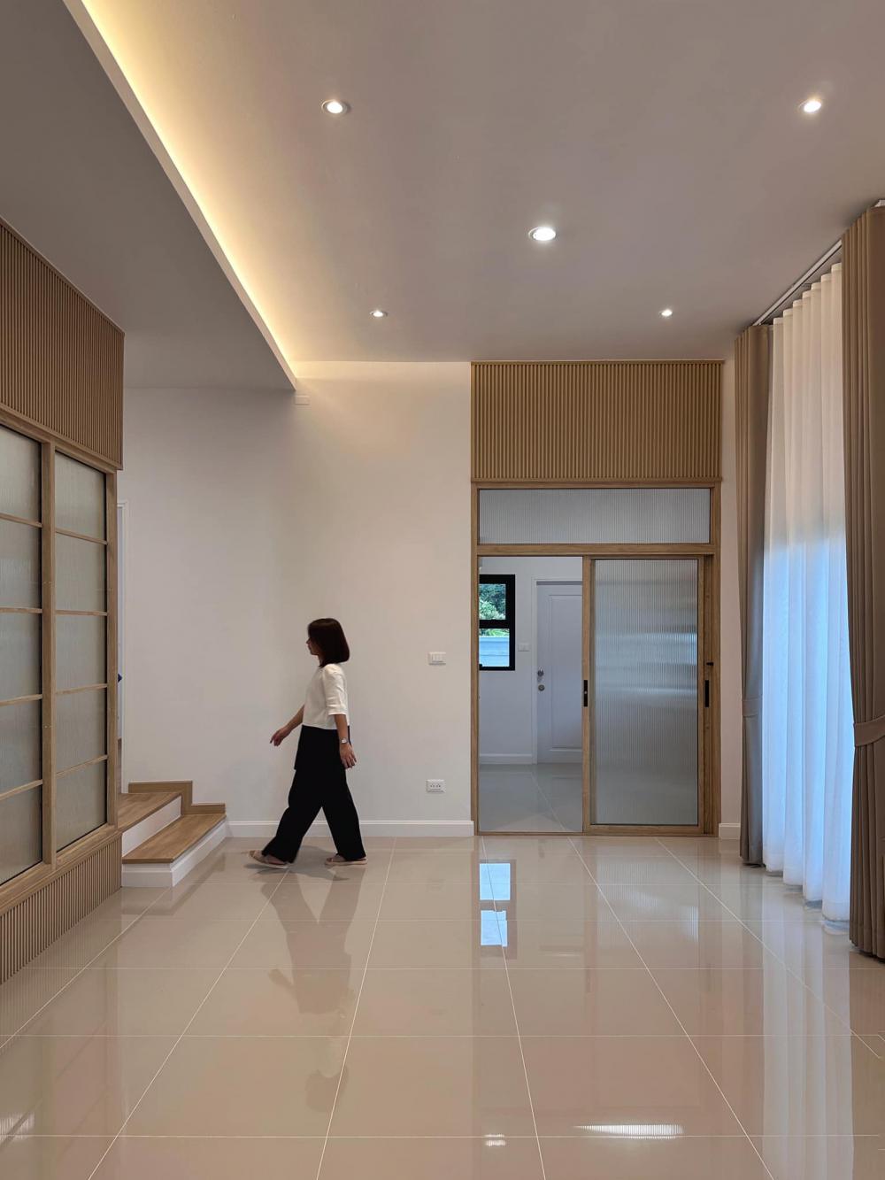 ไอเดียบ้านมินิมอลโทนสีเท่าเข้ม ขนาด 3 ห้องนอน 2 ห้องน้ำ มีสวนเล็กด้านหน้าบ้าน รูปที่ 5