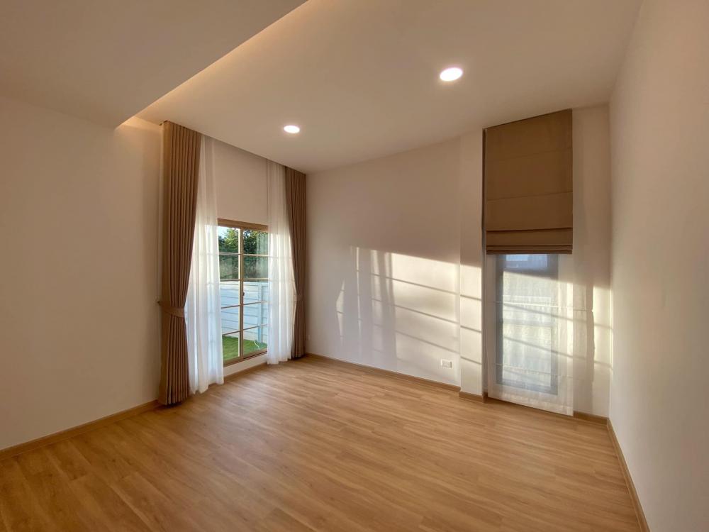 ไอเดียบ้านมินิมอลโทนสีเท่าเข้ม ขนาด 3 ห้องนอน 2 ห้องน้ำ มีสวนเล็กด้านหน้าบ้าน รูปที่ 6