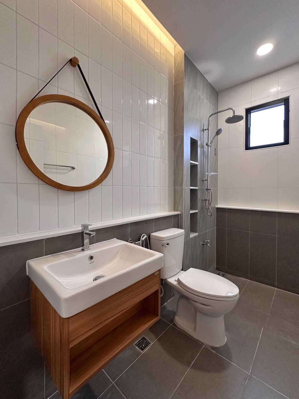 ไอเดียบ้านมินิมอลโทนสีเท่าเข้ม ขนาด 3 ห้องนอน 2 ห้องน้ำ มีสวนเล็กด้านหน้าบ้าน รูปที่ 8