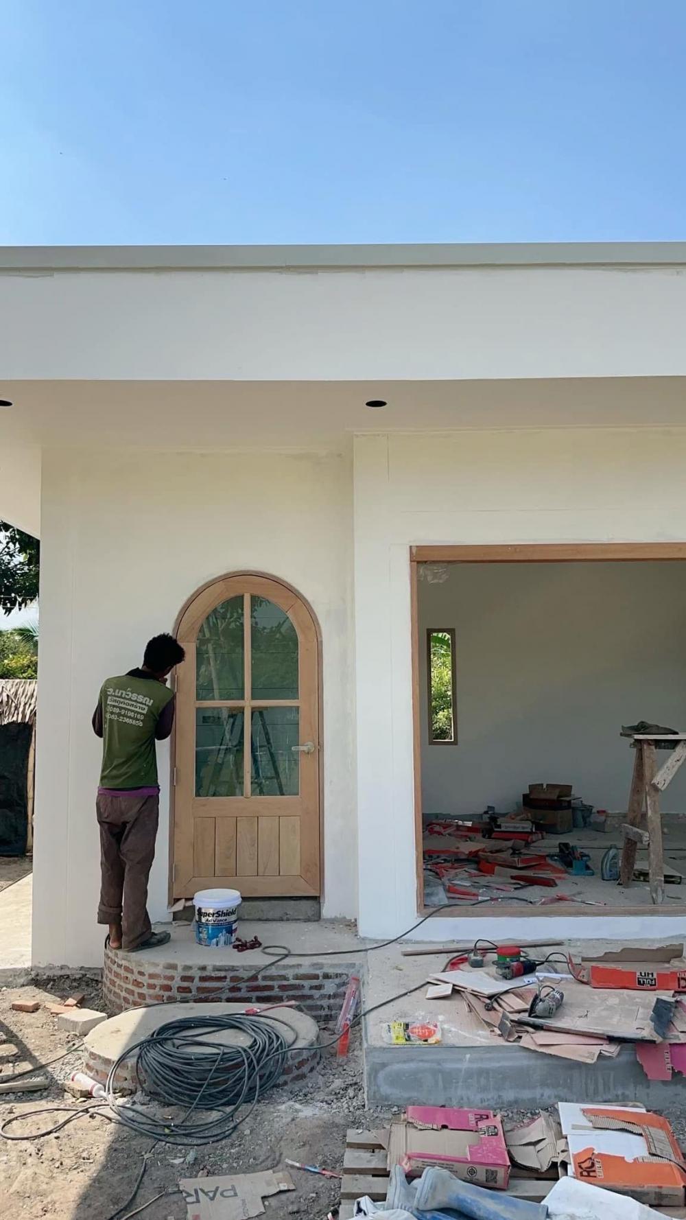 บ้านมินิมอลขนาดเล็กพร้อมต้นไม้ร่ายล้อม รูปที่ 3