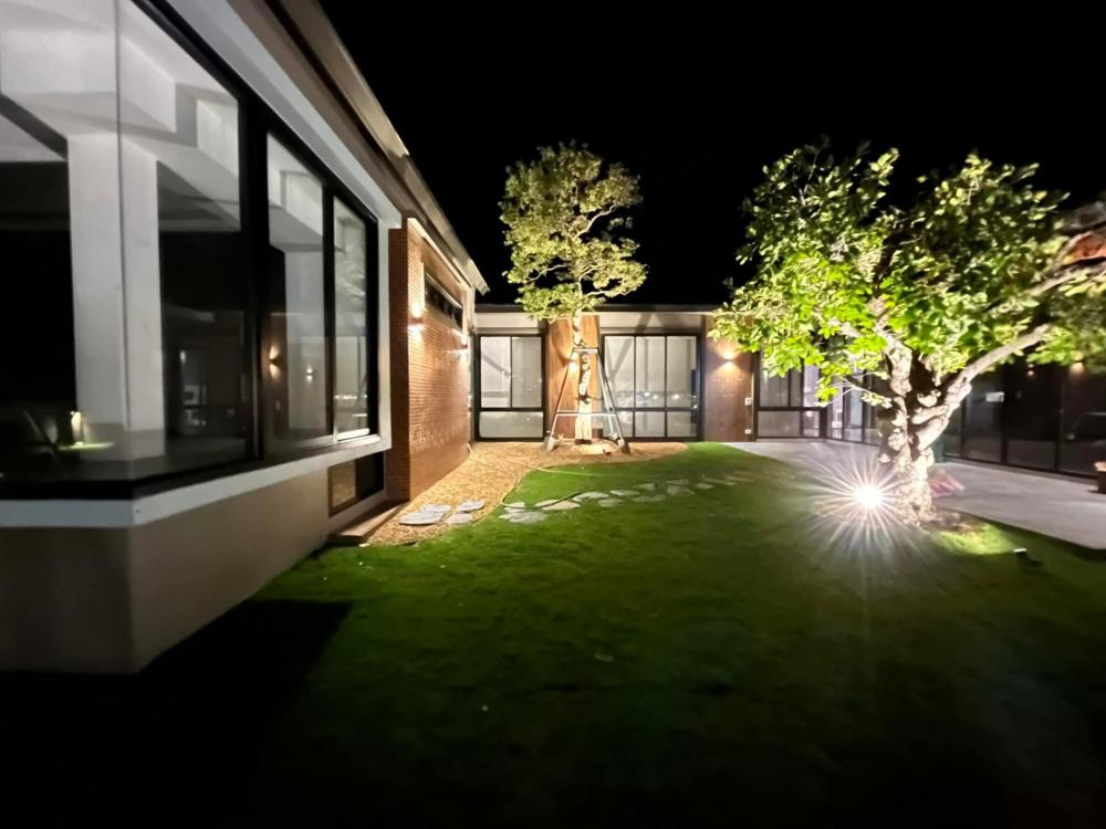 ไอเดียบ้านสวยสไตล์นอร์ดิกทรงตัวยู U สองจั่ว ตกแต่งภายในและจัดสวนรอบบ้านได้สวยมาก รูปที่ 20