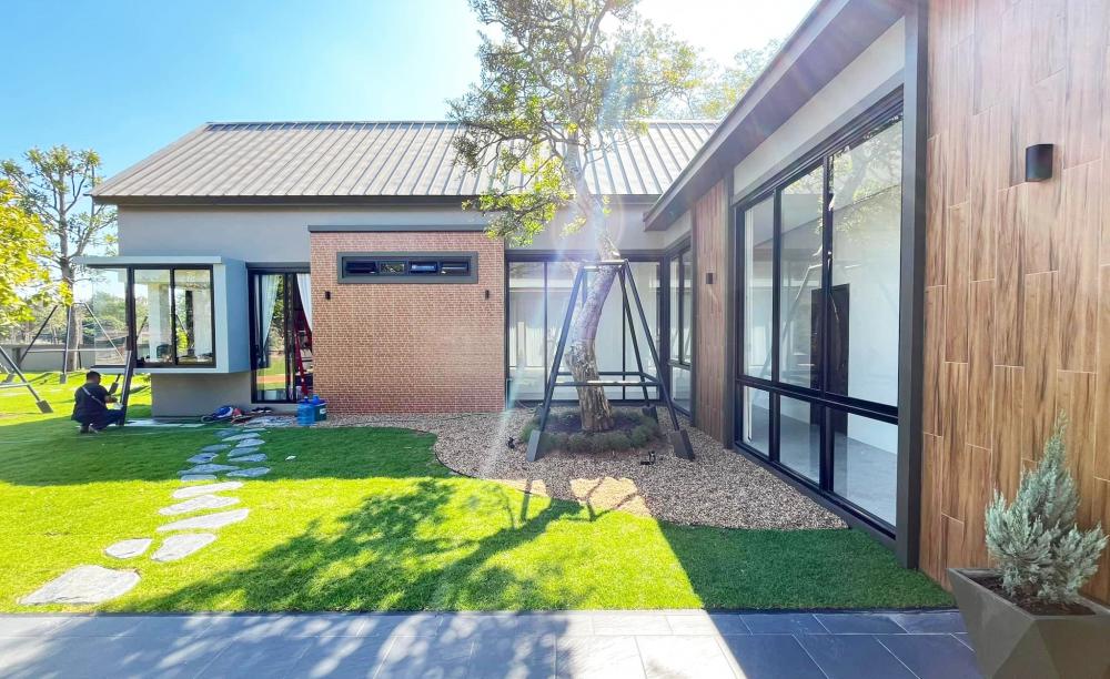 ไอเดียบ้านสวยสไตล์นอร์ดิกทรงตัวยู U สองจั่ว ตกแต่งภายในและจัดสวนรอบบ้านได้สวยมาก รูปที่ 3