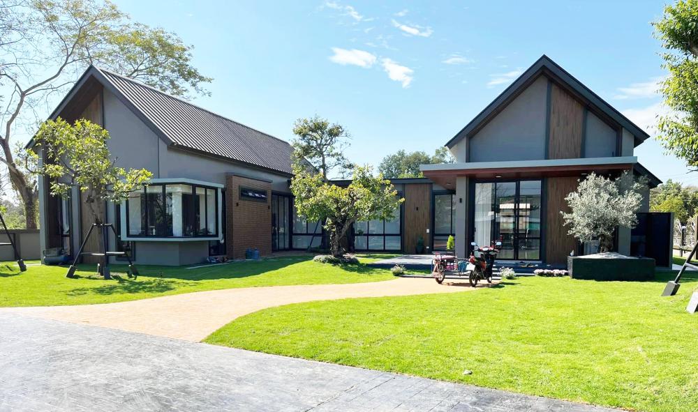 ไอเดียบ้านสวยสไตล์นอร์ดิกทรงตัวยู U สองจั่ว ตกแต่งภายในและจัดสวนรอบบ้านได้สวยมาก รูปที่ 4