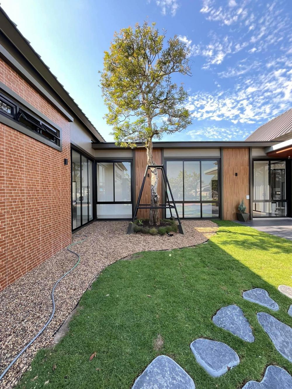 ไอเดียบ้านสวยสไตล์นอร์ดิกทรงตัวยู U สองจั่ว ตกแต่งภายในและจัดสวนรอบบ้านได้สวยมาก รูปที่ 5