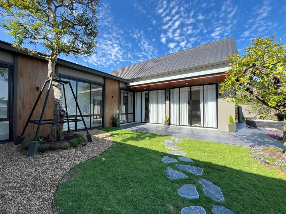 ไอเดียบ้านสวยสไตล์นอร์ดิกทรงตัวยู U สองจั่ว ตกแต่งภายในและจัดสวนรอบบ้านได้สวยมาก รูปที่ 6