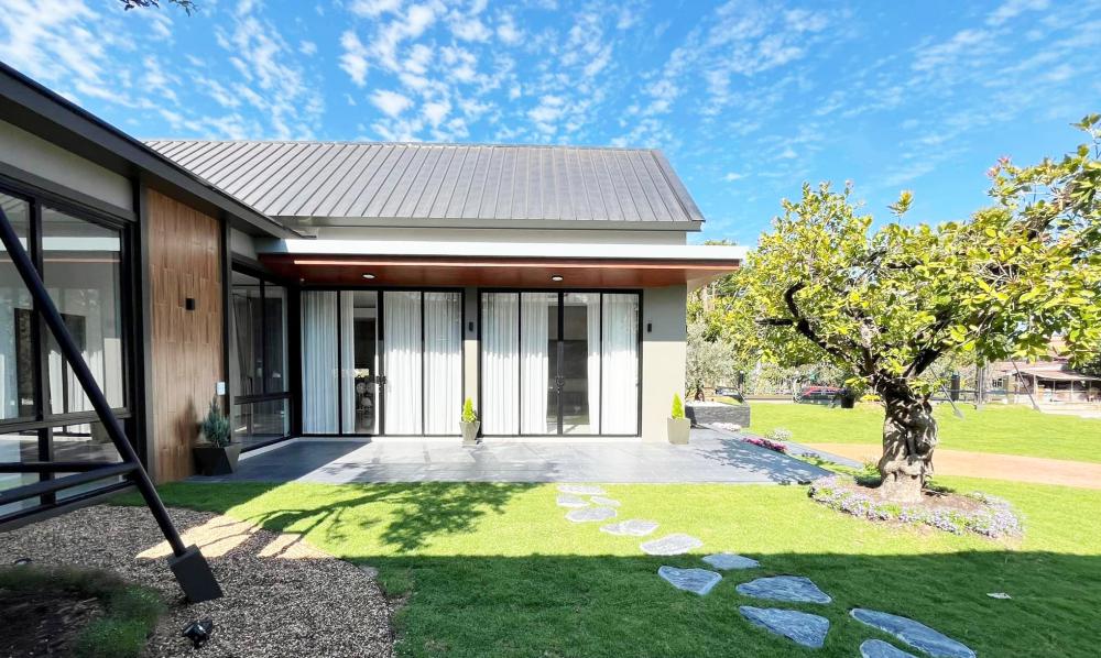 ไอเดียบ้านสวยสไตล์นอร์ดิกทรงตัวยู U สองจั่ว ตกแต่งภายในและจัดสวนรอบบ้านได้สวยมาก รูปที่ 7