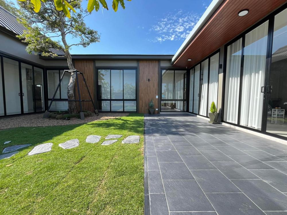 ไอเดียบ้านสวยสไตล์นอร์ดิกทรงตัวยู U สองจั่ว ตกแต่งภายในและจัดสวนรอบบ้านได้สวยมาก รูปที่ 8