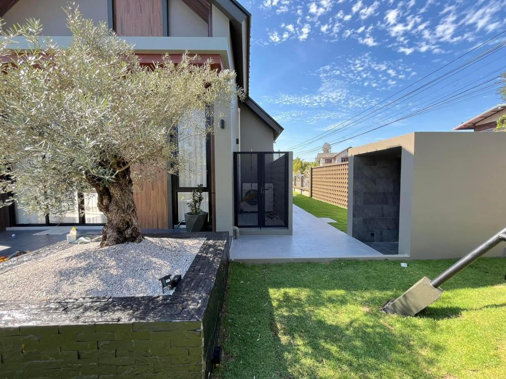 ไอเดียบ้านสวยสไตล์นอร์ดิกทรงตัวยู U สองจั่ว ตกแต่งภายในและจัดสวนรอบบ้านได้สวยมาก รูปที่ 9