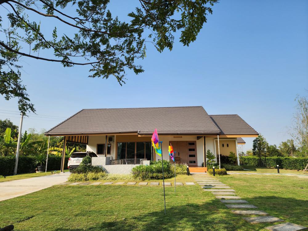 บ้านทรงจั่วเรียบๆ ดีไซน์ที่ช่วยให้บ้านอยู่สบายกว่าเดิม ที่ออกแบบให้ โปร่ง โล่ง และอยู่สบาย บ้านขนาด 260-270 ตร.ม. รูปที่ 2