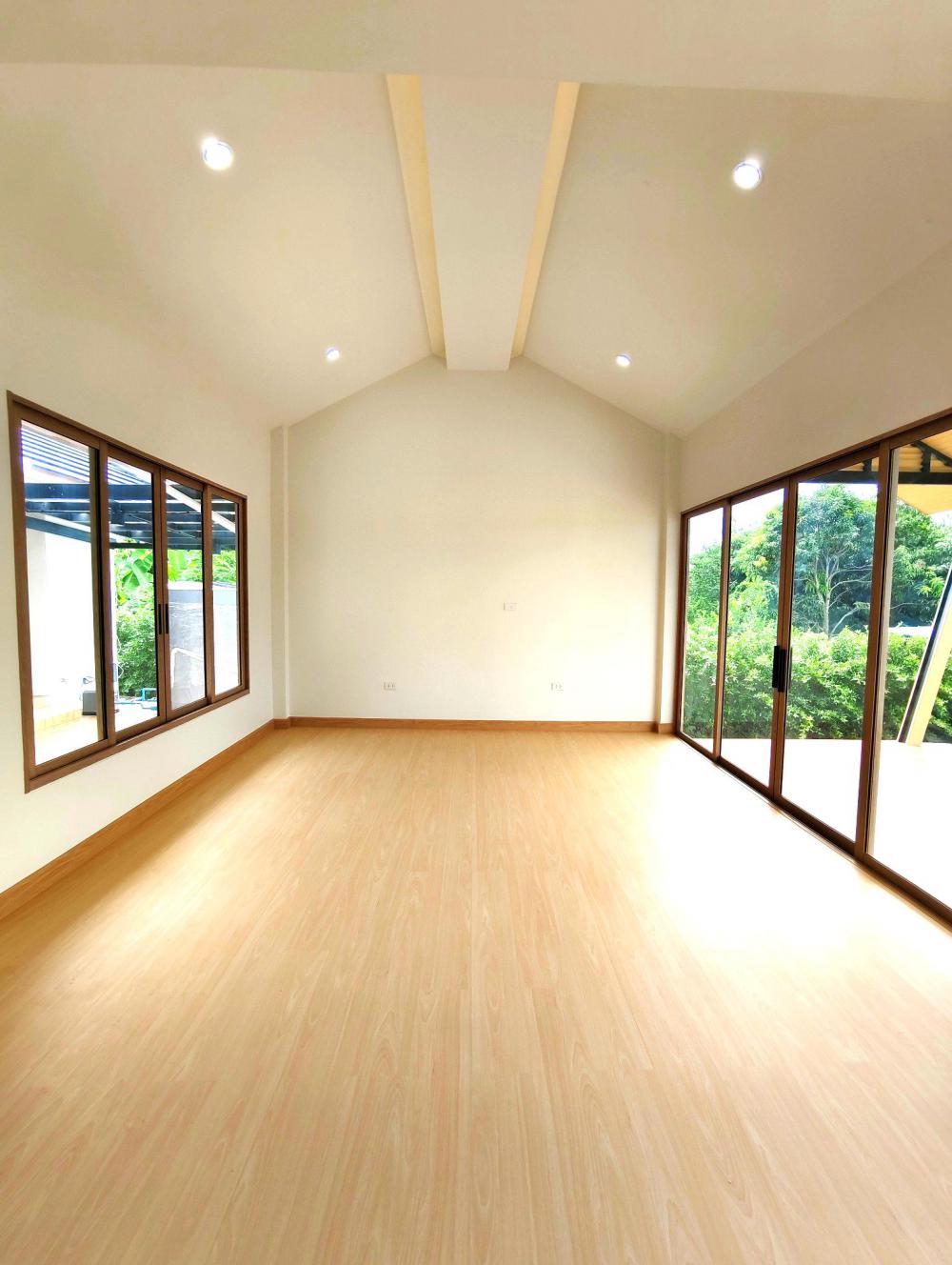 บ้านทรงจั่วเรียบๆ ดีไซน์ที่ช่วยให้บ้านอยู่สบายกว่าเดิม ที่ออกแบบให้ โปร่ง โล่ง และอยู่สบาย บ้านขนาด 260-270 ตร.ม. รูปที่ 6