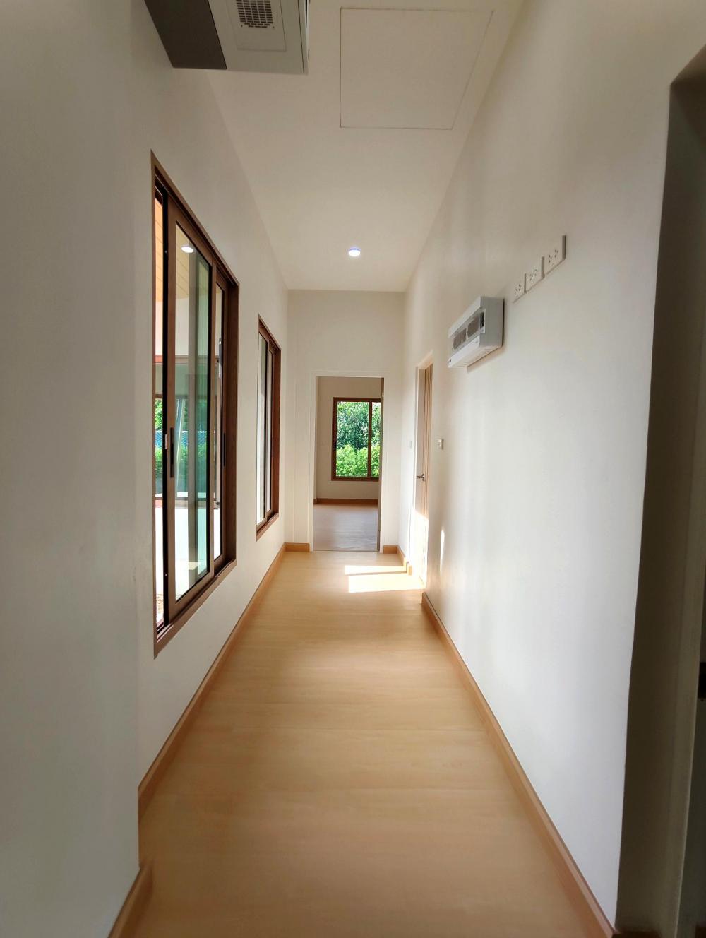 บ้านทรงจั่วเรียบๆ ดีไซน์ที่ช่วยให้บ้านอยู่สบายกว่าเดิม ที่ออกแบบให้ โปร่ง โล่ง และอยู่สบาย บ้านขนาด 260-270 ตร.ม. รูปที่ 8