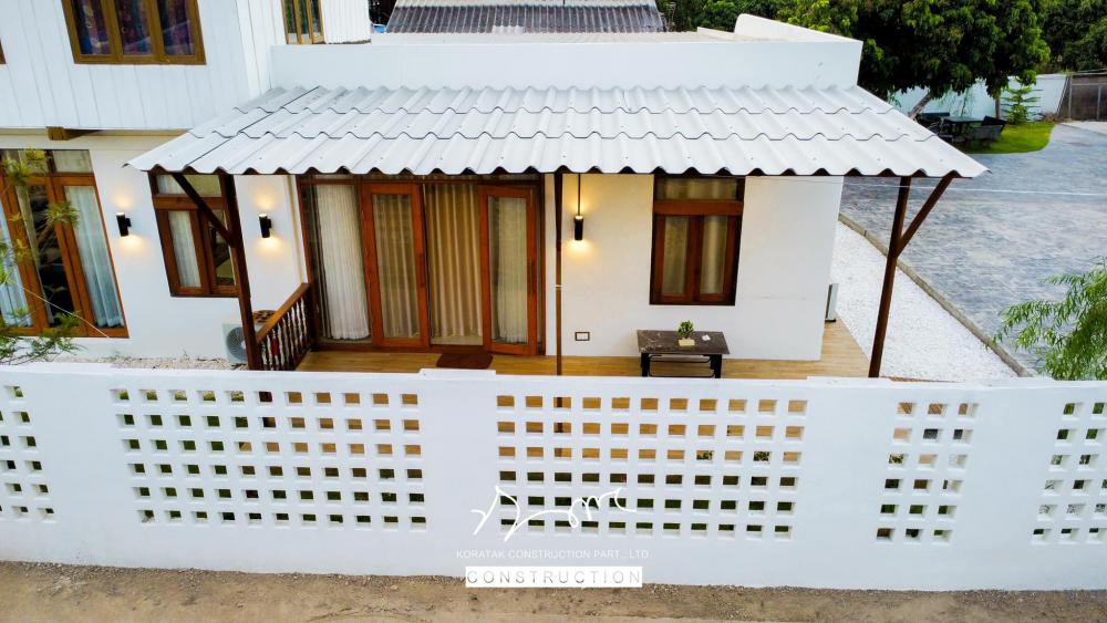 รีโนเวทบ้านครึ่งปูนครึ่งไม้สไตล์มินิมอลโทนขาว  จากพื้นที่ใช้สอยเดิม 𝟏𝟑𝟏.𝟎𝟔 ตร.ม. ขยายเป็น 𝟐𝟎𝟒.𝟕𝟖 ตร.ม. รูปที่ 23