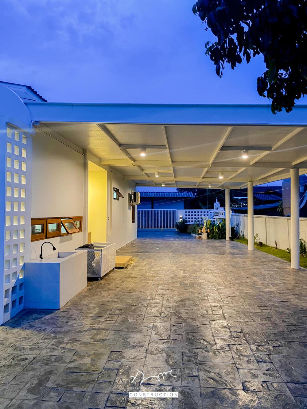 รีโนเวทบ้านครึ่งปูนครึ่งไม้สไตล์มินิมอลโทนขาว  จากพื้นที่ใช้สอยเดิม 𝟏𝟑𝟏.𝟎𝟔 ตร.ม. ขยายเป็น 𝟐𝟎𝟒.𝟕𝟖 ตร.ม. รูปที่ 24