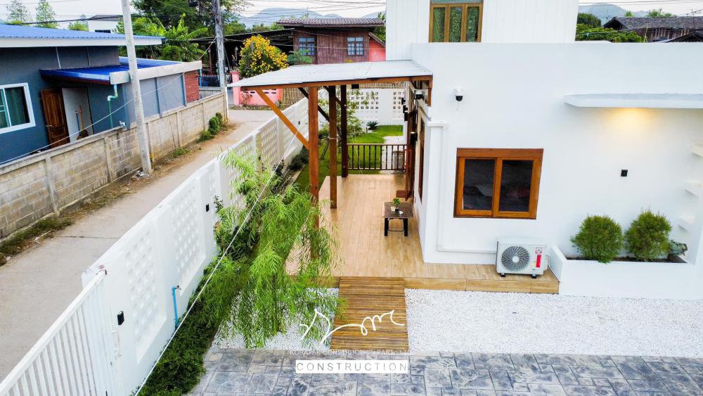 รีโนเวทบ้านครึ่งปูนครึ่งไม้สไตล์มินิมอลโทนขาว  จากพื้นที่ใช้สอยเดิม 𝟏𝟑𝟏.𝟎𝟔 ตร.ม. ขยายเป็น 𝟐𝟎𝟒.𝟕𝟖 ตร.ม. รูปที่ 26