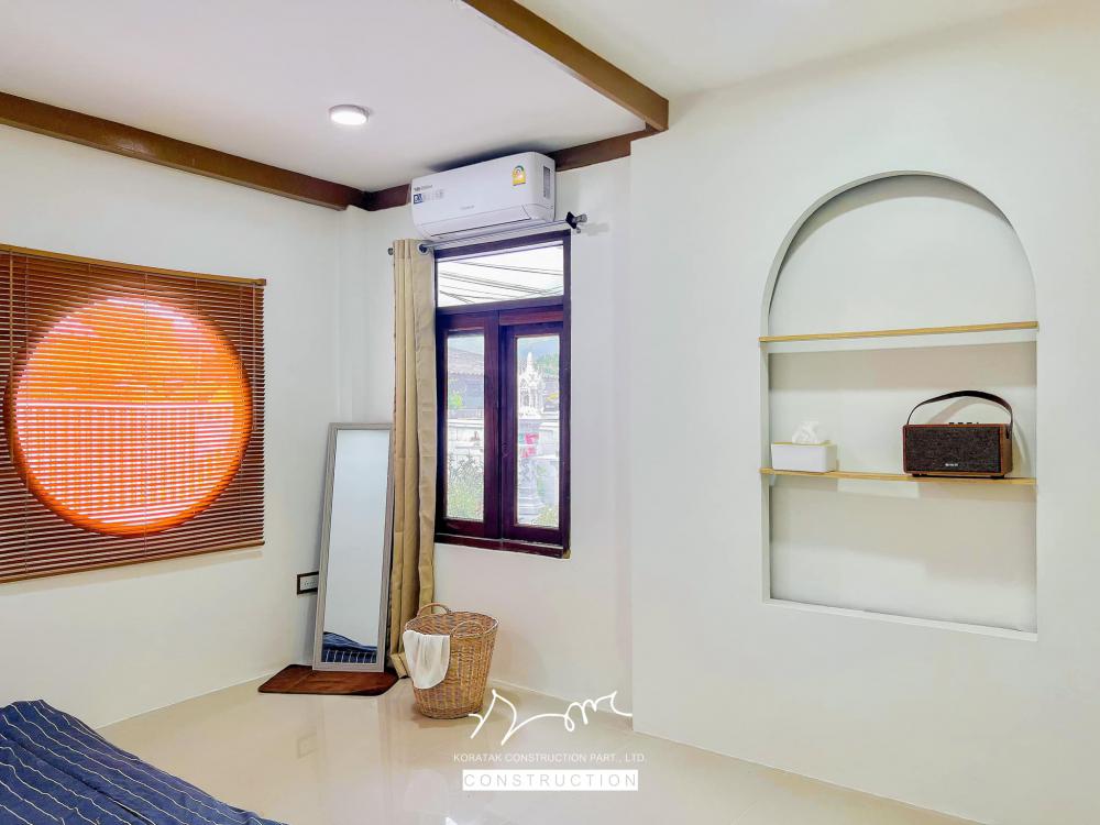 รีโนเวทบ้านครึ่งปูนครึ่งไม้สไตล์มินิมอลโทนขาว  จากพื้นที่ใช้สอยเดิม 𝟏𝟑𝟏.𝟎𝟔 ตร.ม. ขยายเป็น 𝟐𝟎𝟒.𝟕𝟖 ตร.ม. รูปที่ 4