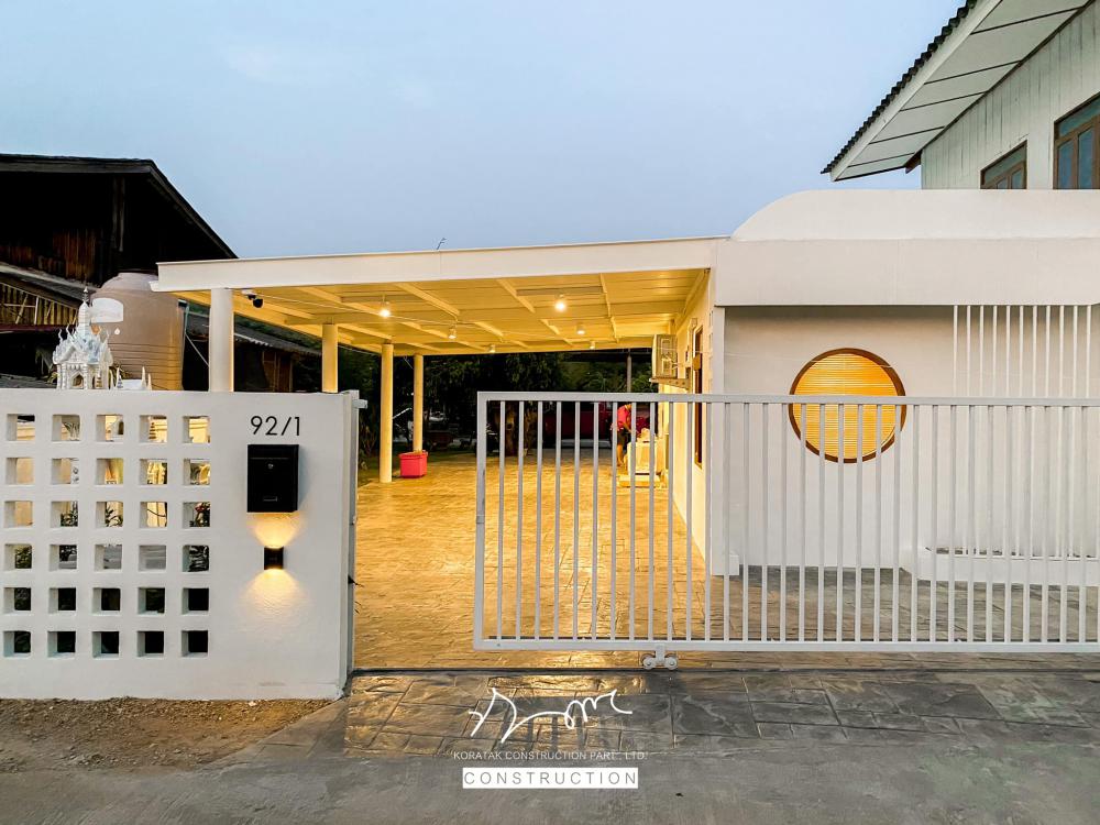 รีโนเวทบ้านครึ่งปูนครึ่งไม้สไตล์มินิมอลโทนขาว  จากพื้นที่ใช้สอยเดิม 𝟏𝟑𝟏.𝟎𝟔 ตร.ม. ขยายเป็น 𝟐𝟎𝟒.𝟕𝟖 ตร.ม. รูปที่ 8