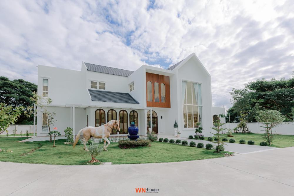 บ้านสองชั้นโทนขาว ขนาด 4 ห้องนอน 4 ห้องน้ำ พื้นที่ 450 ตร.ม. รูปที่ 3