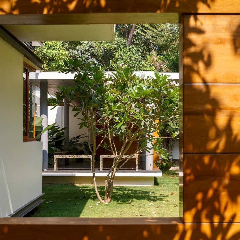 ไอเดียบ้านโมเดิร์นทรงกล่องสถาปนิกต่างชาติ  จัดสวนและพื้นที่นั่งเล่นรอบบ้าน รูปที่ 15
