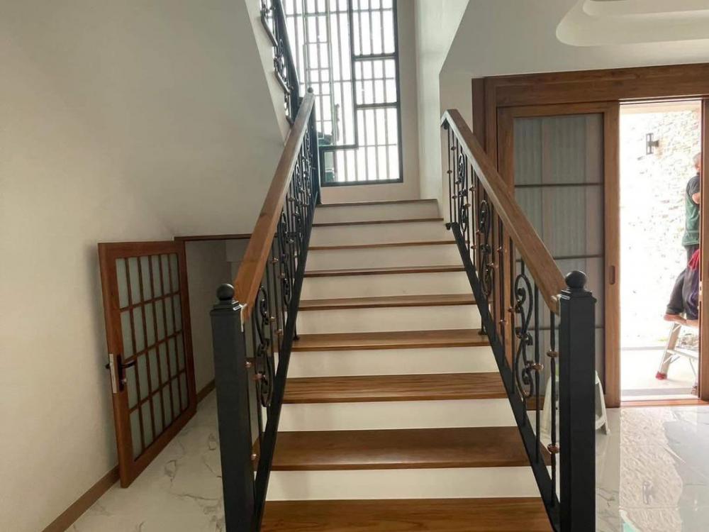 บ้านโมเดิร์นสองชั้น ขนาด 5 ห้องนอน 6 ห้องน้ำ ห้องรับแขก ห้องทำงาน ครัว-ทานอาหาร  จอดรถ 4 คัน รูปที่ 4