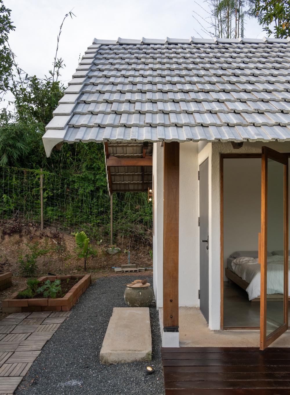 ไอเดียบ้านสวยสไตล์ญี่ปุ่นมินิมอลหลังเล็ก ตั้งอยู่บนภูสูง บรรยากาศดี บ้านอบอุ่น รูปที่ 14