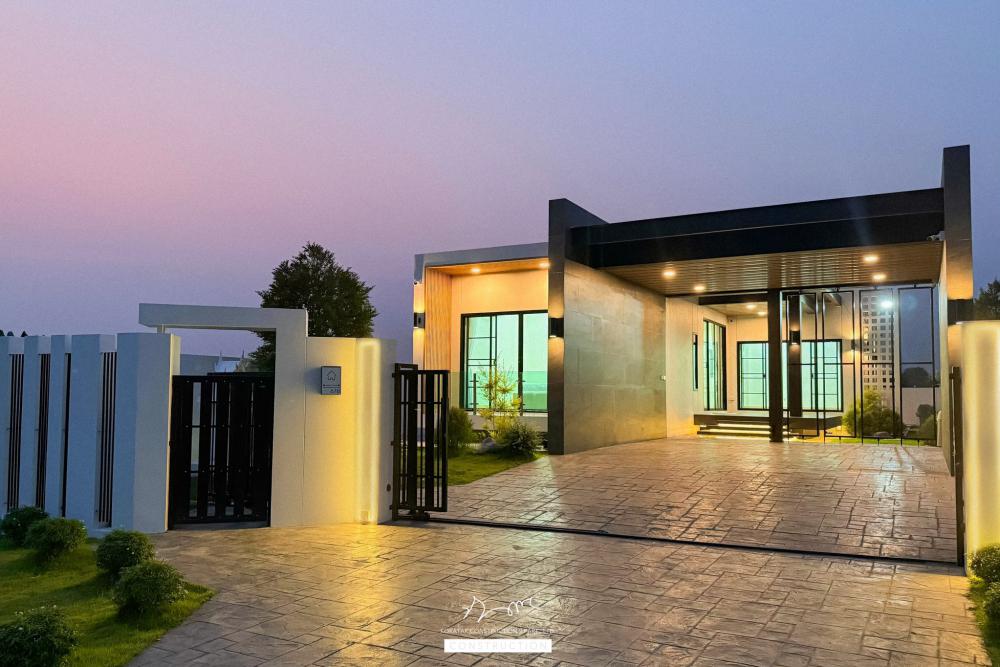 ไอเดียบ้านสไตล์ทรงกลอ่งโมเดิร์นพื้นที่กว้าง ฟังก์ชั่นครบ จัดสวนได้สวย น่าอยู่จัง รูปที่ 13