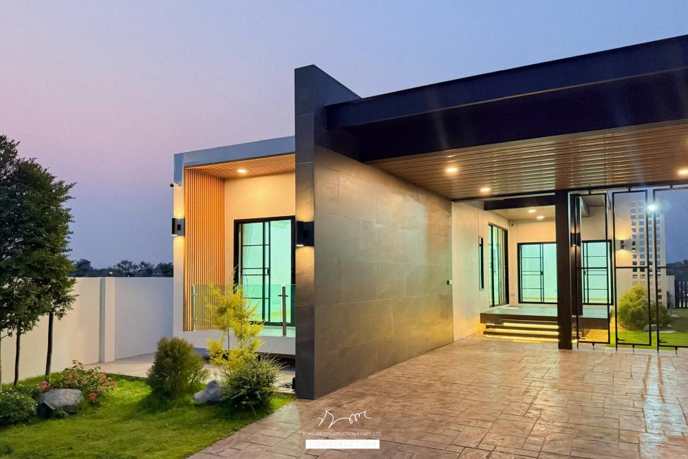 ไอเดียบ้านสไตล์ทรงกลอ่งโมเดิร์นพื้นที่กว้าง ฟังก์ชั่นครบ จัดสวนได้สวย น่าอยู่จัง รูปที่ 14