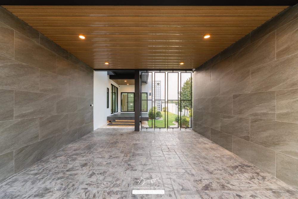 ไอเดียบ้านสไตล์ทรงกลอ่งโมเดิร์นพื้นที่กว้าง ฟังก์ชั่นครบ จัดสวนได้สวย น่าอยู่จัง รูปที่ 15