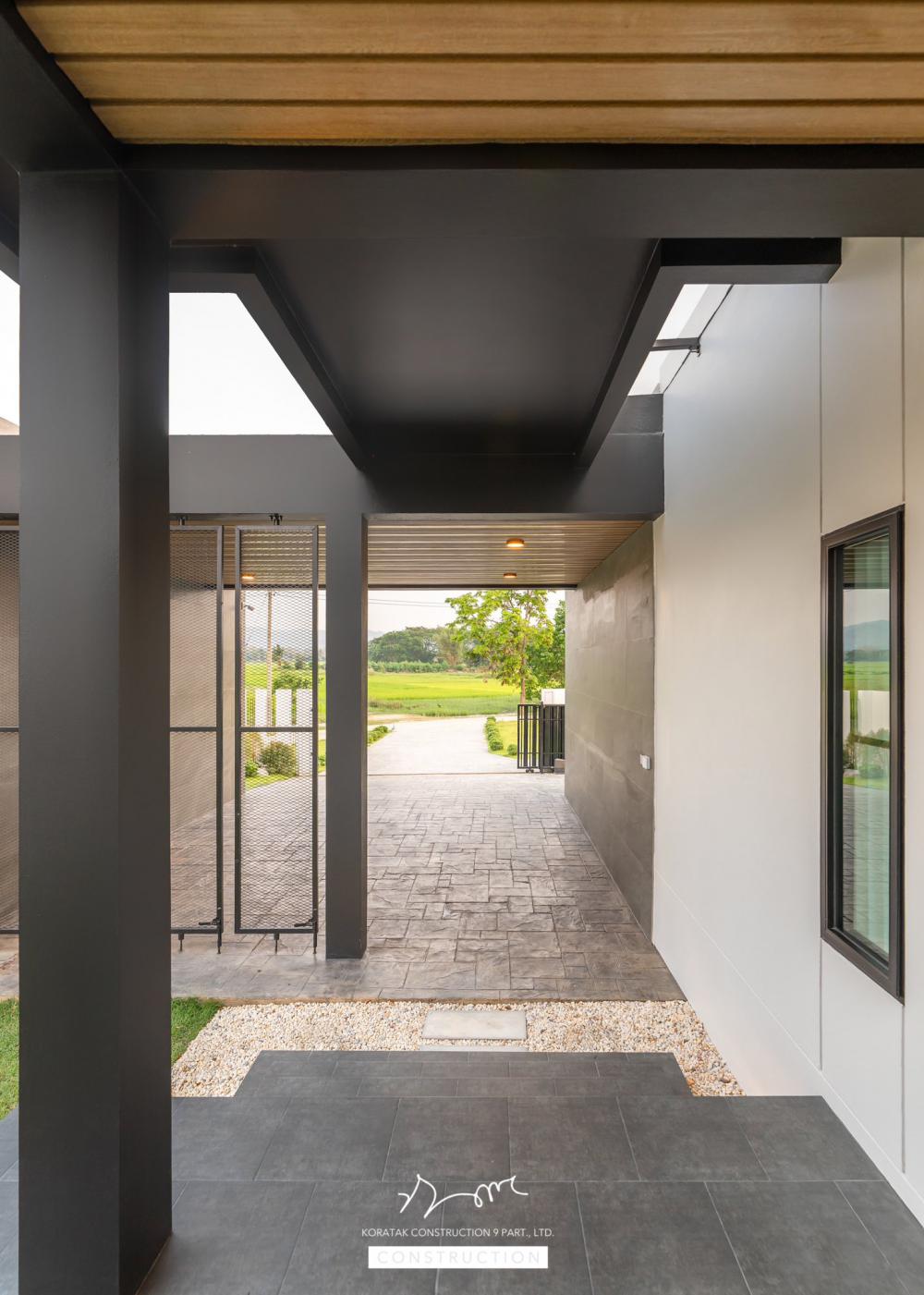 ไอเดียบ้านสไตล์ทรงกลอ่งโมเดิร์นพื้นที่กว้าง ฟังก์ชั่นครบ จัดสวนได้สวย น่าอยู่จัง รูปที่ 16