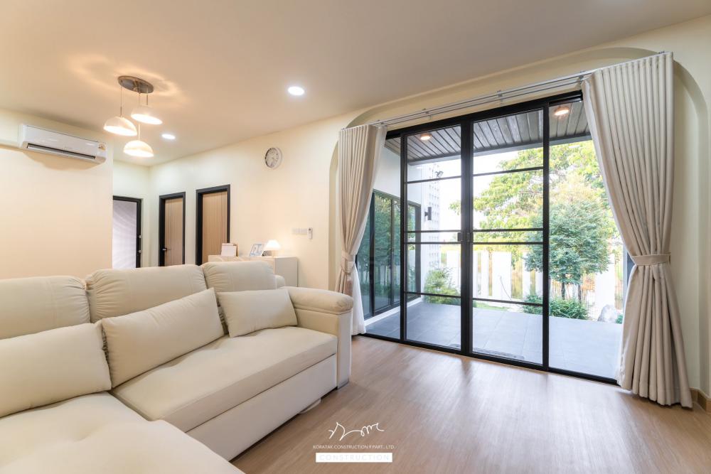 ไอเดียบ้านสไตล์ทรงกลอ่งโมเดิร์นพื้นที่กว้าง ฟังก์ชั่นครบ จัดสวนได้สวย น่าอยู่จัง รูปที่ 18