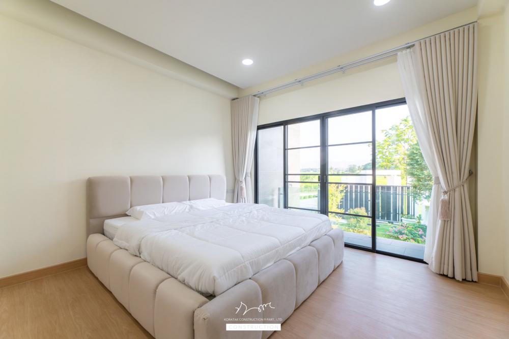 ไอเดียบ้านสไตล์ทรงกลอ่งโมเดิร์นพื้นที่กว้าง ฟังก์ชั่นครบ จัดสวนได้สวย น่าอยู่จัง รูปที่ 19