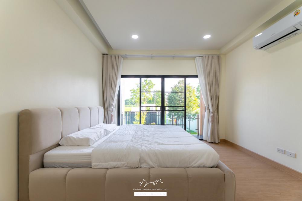 ไอเดียบ้านสไตล์ทรงกลอ่งโมเดิร์นพื้นที่กว้าง ฟังก์ชั่นครบ จัดสวนได้สวย น่าอยู่จัง รูปที่ 20