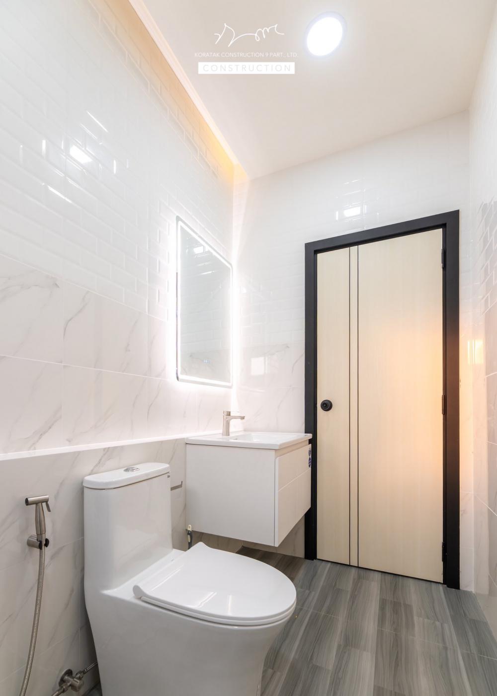 ไอเดียบ้านสไตล์ทรงกลอ่งโมเดิร์นพื้นที่กว้าง ฟังก์ชั่นครบ จัดสวนได้สวย น่าอยู่จัง รูปที่ 21