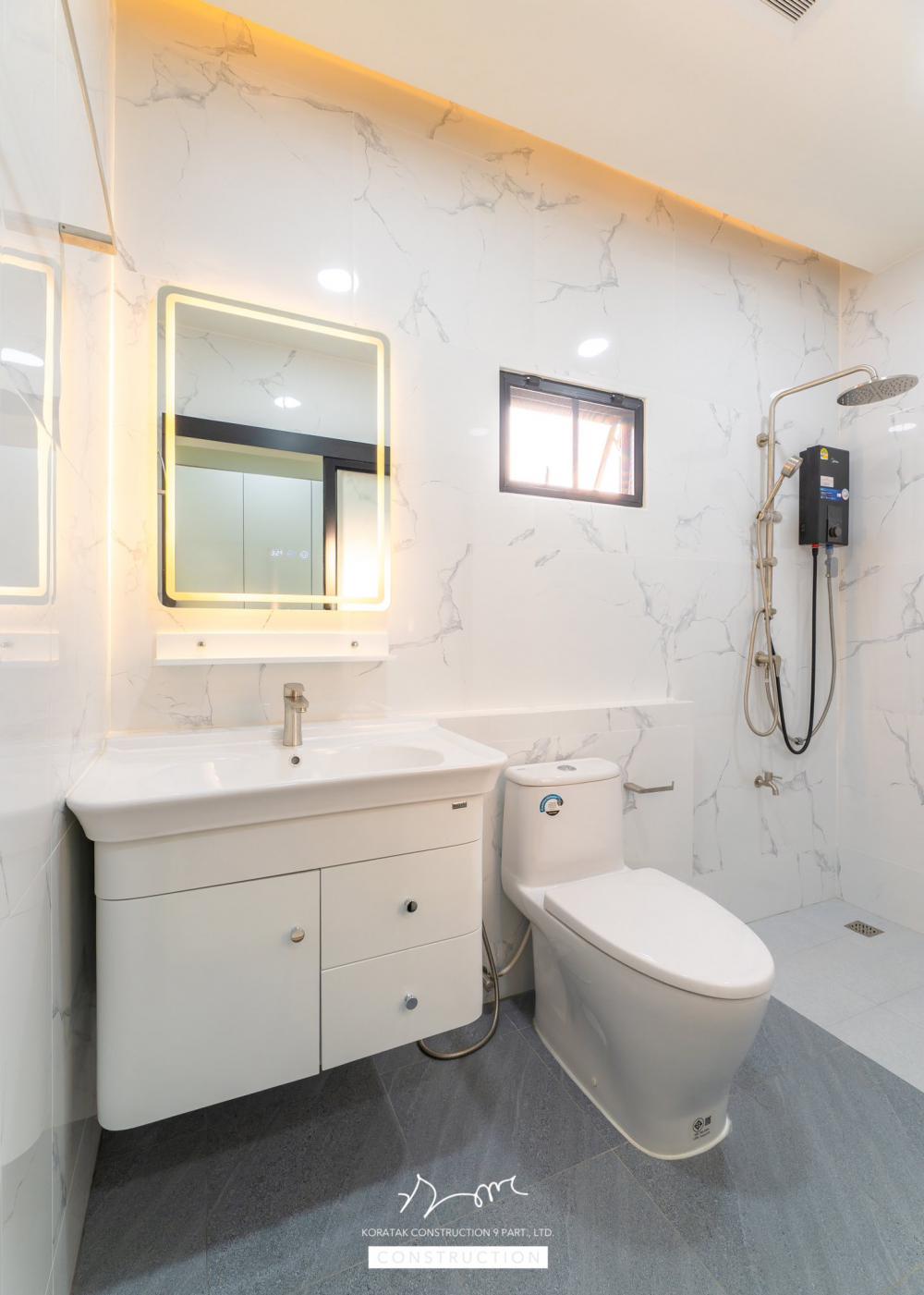 ไอเดียบ้านสไตล์ทรงกลอ่งโมเดิร์นพื้นที่กว้าง ฟังก์ชั่นครบ จัดสวนได้สวย น่าอยู่จัง รูปที่ 23