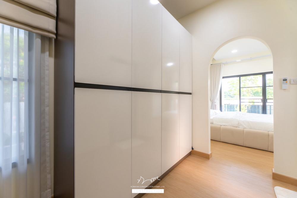 ไอเดียบ้านสไตล์ทรงกลอ่งโมเดิร์นพื้นที่กว้าง ฟังก์ชั่นครบ จัดสวนได้สวย น่าอยู่จัง รูปที่ 29