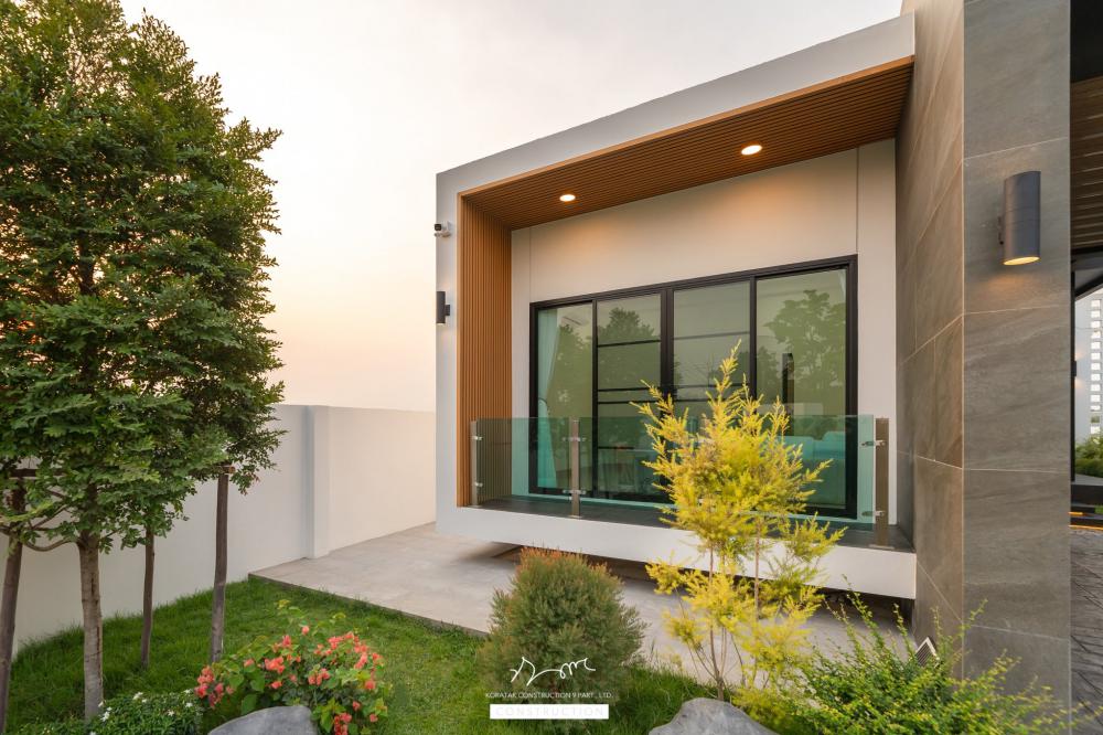 ไอเดียบ้านสไตล์ทรงกลอ่งโมเดิร์นพื้นที่กว้าง ฟังก์ชั่นครบ จัดสวนได้สวย น่าอยู่จัง รูปที่ 3